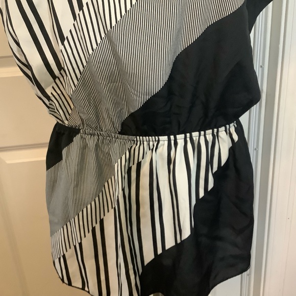 Dots blouse white and black size Large. - Picture 7 of 9